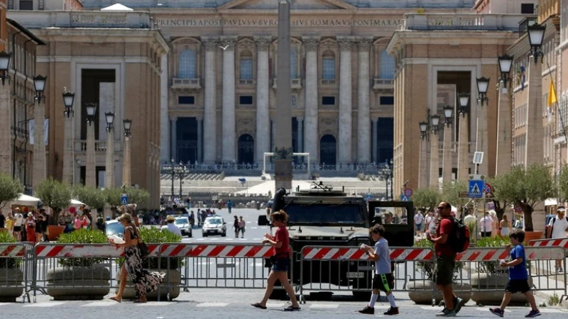 Un vehículo irrumpió a toda velocidad en el Vaticano: hay un detenido