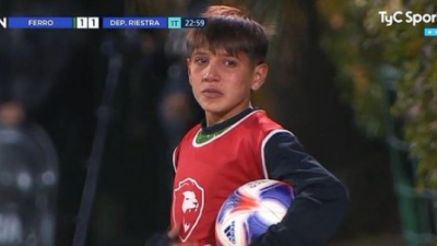 La emoción de un niño alcanzapelotas que fue clave para que su equipo hiciera un gol