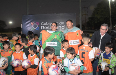 Gustavo Martínez entregó camisetas y elementos deportivos al club Luján