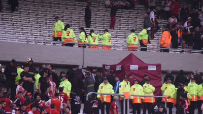 River-Defensa: murió un espectador en la tribuna y el partido fue suspendido