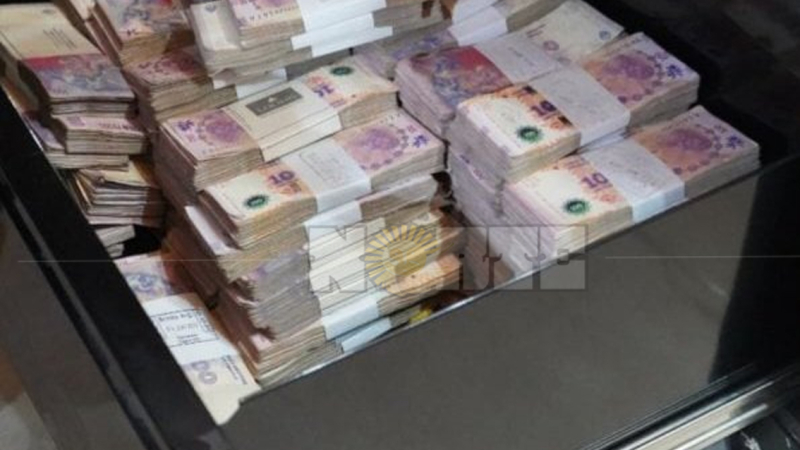 Investigan el origen de 6 millones de pesos secuestrados en la casa de los Sena