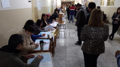 Los comicios comenzaron con algunos inconvenientes por falta de autoridades de mesa