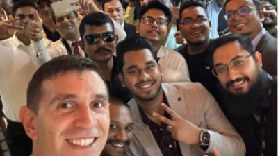 "Dibu" Martínez viajó a Bangladesh y revolucionó a los fans de la Selección