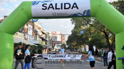 Claudia Villaboa y Héctor Gómez en lo alto del podio de la Media Maratón "Ciudad de las Esculturas"