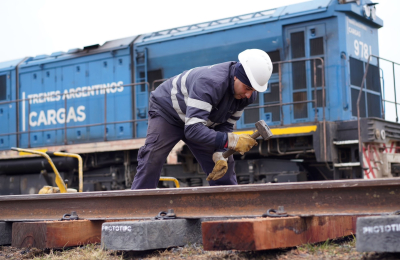 Ochenta durmientes de plástico reciclado ya están a prueba en las vías del ferrocarril