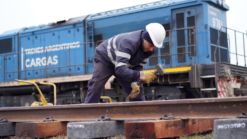 Ochenta durmientes de plástico reciclado ya están a prueba en las vías del ferrocarril