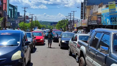 Imputan a un argentino en Encarnación por adelantar autos en el puente internacional
