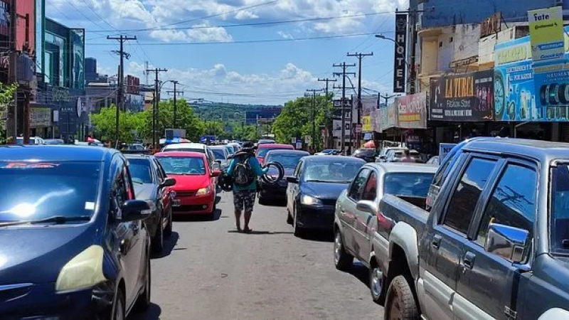 Imputan a un argentino en Encarnación por adelantar autos en el puente internacional