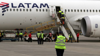 El relato de una pasajera que estuvo en el vuelo donde murió un piloto: "Fue una experiencia horrible"