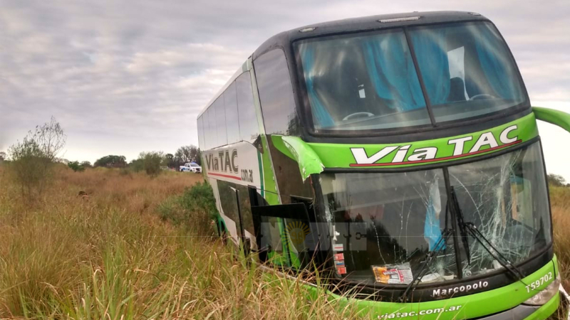 Ruta 11: el chofer de un micro se descompensó y falleció mientras conducía