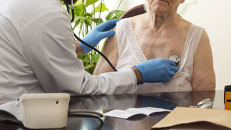 Una mujer de 84 años tenía un feto momificado en el vientre