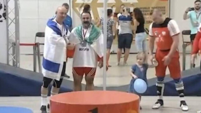 Irán suspende de por vida a un levantador de pesas por dar la mano a un israelí
