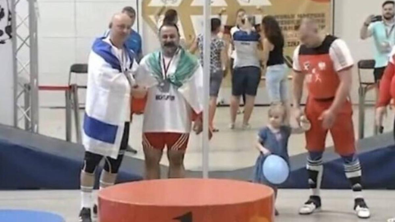 Irán suspende de por vida a un levantador de pesas por dar la mano a un israelí