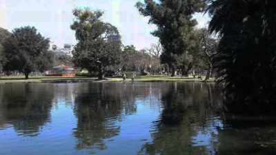 Tenía antecedentes penales en el Chaco el hombre hallado muerto en un lago de Palermo