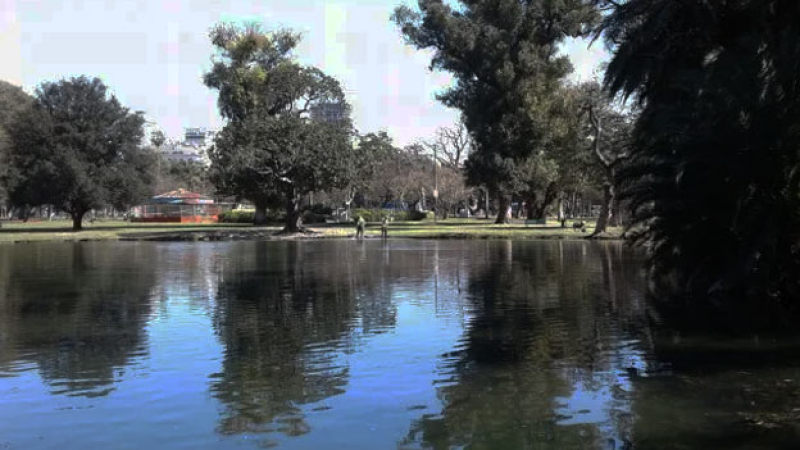 Tenía antecedentes penales en el Chaco el hombre hallado muerto en un lago de Palermo