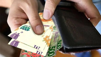 Salario mínimo aumenta 32,2 por ciento en tres tramos y en diciembre llegará a los 156 mil pesos