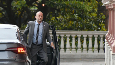 Tras el escándalo de las fotos con una modelo, renunció Insaurralde al gabinete de Axel Kicillof