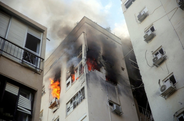 Un edificio está en llamas tras los ataques con cohetes desde la Franja de Gaza, en Tel Aviv, Israel, 7 de octubre de 2023. Foto: REUTERS/Itai Ron.
