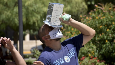 Cómo construir una "cámara oscura" con papel y cartón para ver el eclipse solar