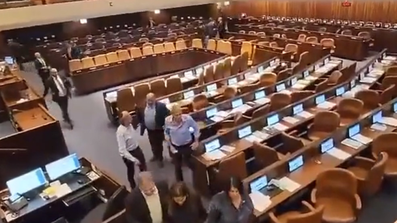 Diputados evacuan tras el lanzamiento de cohetes contra Jerusalén