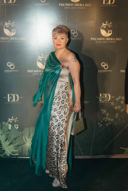 Teresa LLano con un diseño de Puppe, que representa al yaguareté en el Iberá; tela pintada y bordada a mano.jpg