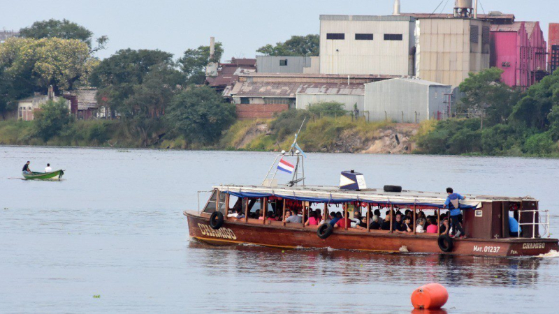 Angustia entre quienes cobran planes y tienen familia en Paraguay