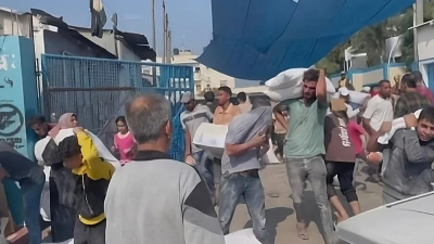 Se descontrola la situación en Gaza: refugiados saquean depósitos de ayuda