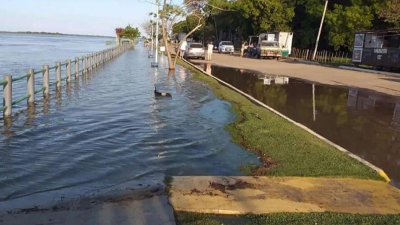 El río Paraná ya inundó la costanera de Itatí