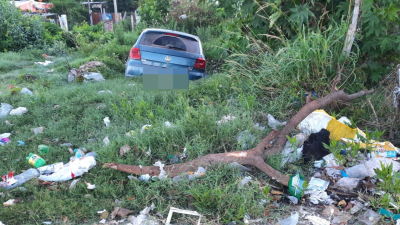 Pudo terminar mal: perdió el control de su auto y terminó en un baldío