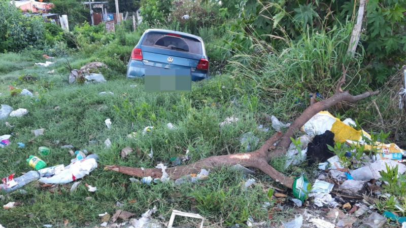 Pudo terminar mal: perdió el control de su auto y terminó en un baldío