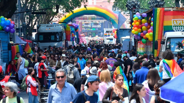 Banderas, globos y maquillajes artísticos: los protagonistas en el inicio de la manifestación.