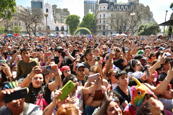 Una multitud reunida frente al escenario de Plaza de Mayo.