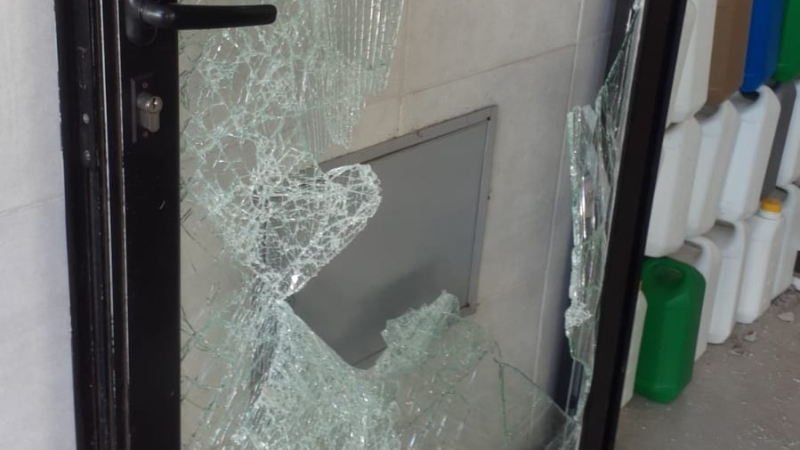 Rompía vidrieras para robar y terminó tras las rejas