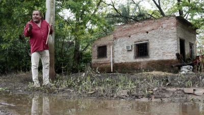 Lento retorno a sus casas de familias ribereñas evacuadas