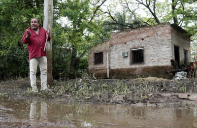 Lento retorno a sus casas de familias ribereñas evacuadas