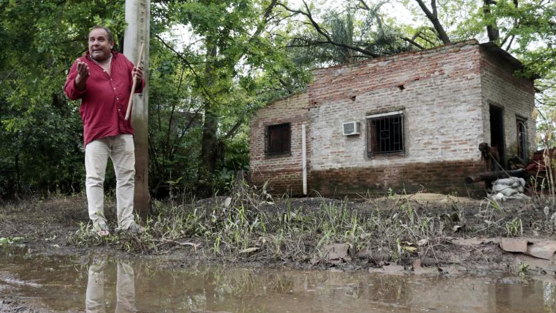 Lento retorno a sus casas de familias ribereñas evacuadas
