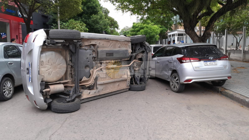 Resistencia: esquivó una moto, volcó y chocó a un auto estacionado