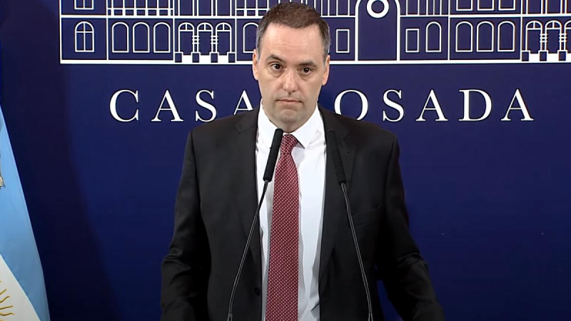 El Gobierno nacional revisará los contratos del 2023 y suspendió la pauta a los medios por un año