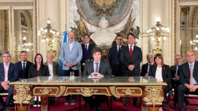 Un juez admitió tratar como proceso colectivo un amparo contra el megadecreto de Milei