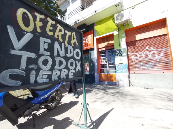 Un pet shop con más de veinte años de actividad debe cerrar sus puertas por la crisis económica y la imposibilidad de trabajar por los constantes cortes de calles que afectan su zona de influencia. 09-10-23. Fabián Maldonado/NORTE.