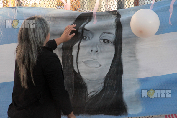 Una mujer adhiere al reclamo de justicia por la muerte de Cecilia Strzyzowski. 02-08-23. Fabián Maldonado/NORTE
