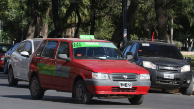 La suba de los combustibles impactó de lleno a remises y taxis