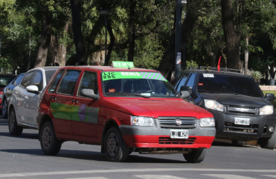 La suba de los combustibles impactó de lleno a remises y taxis 