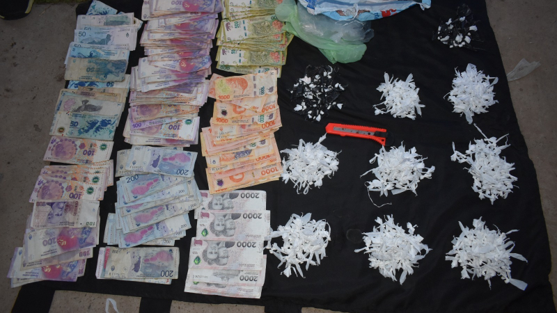 Llevaba cocaína escondida entre pañales pero la descubrieron y quedó detenida