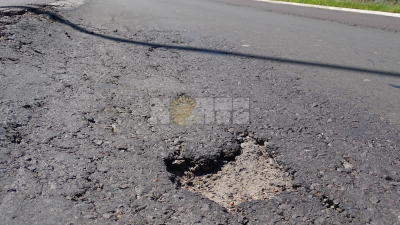Circulación peligrosa en la autovía de ruta 16 por pastizales y baches