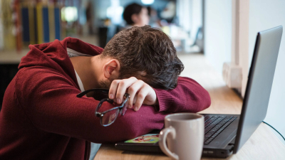 Dormirte en el trabajo, ¿problemas en la salud o cansancio acumulado?