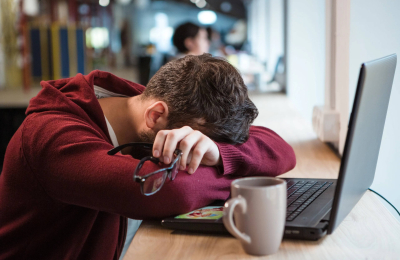 Dormirte en el trabajo, ¿problemas en la salud o cansancio acumulado?