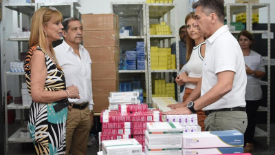 El gobernador constató la llegada de medicamentos a farmacia del Insssep