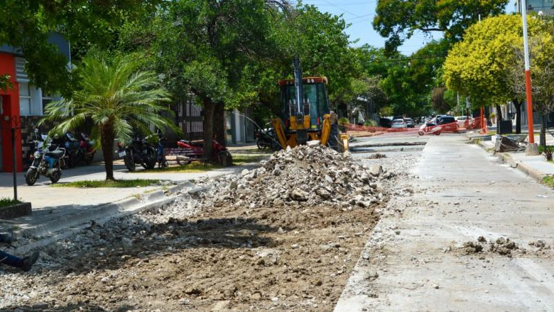 En varios frentes, avanza el bacheo de calles céntricas