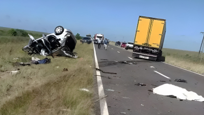 Cinco muertos por un choque entre un auto y un camión en la ruta 14